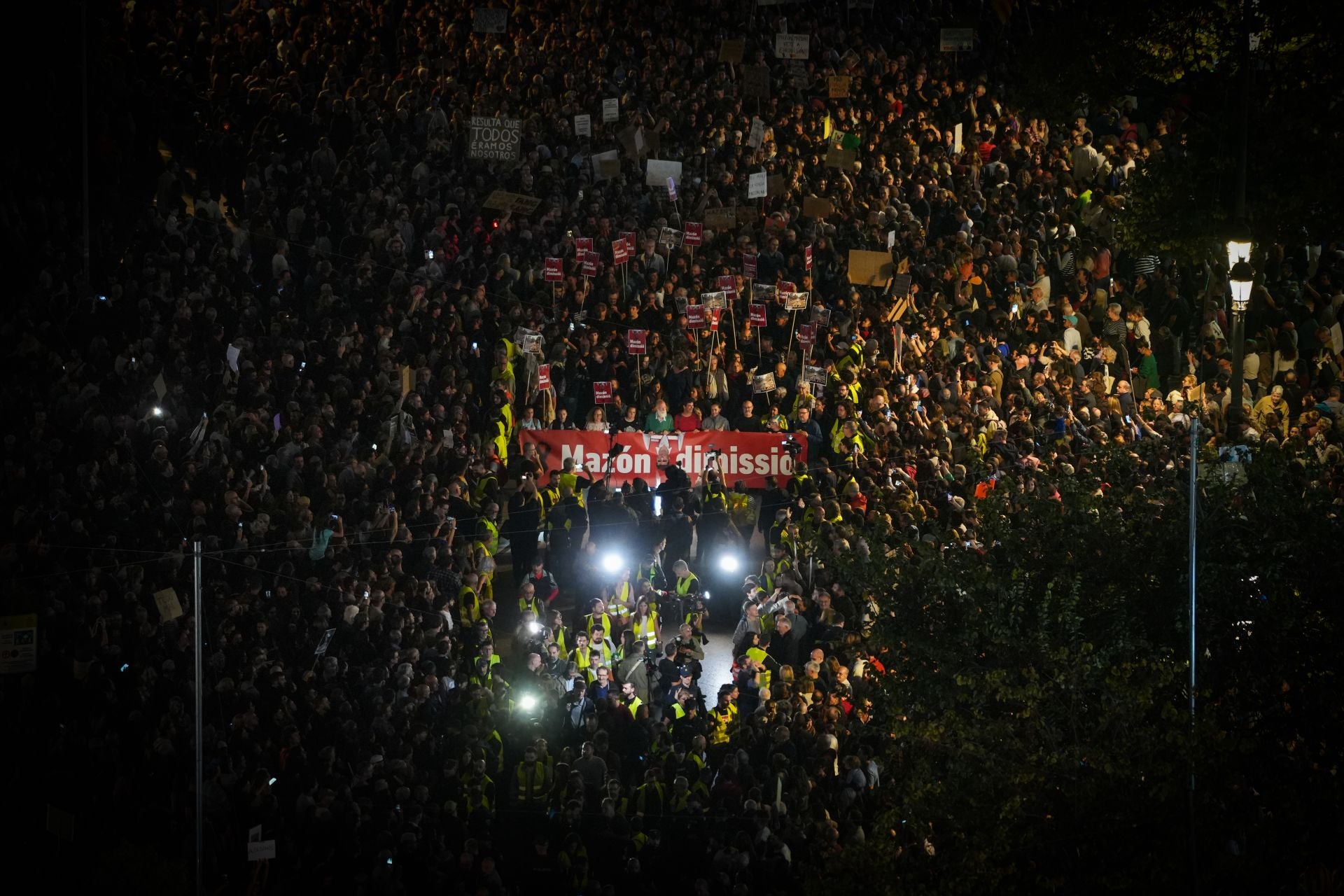 Miles de personas protestan en Valencia contra la gestión política de la DANA