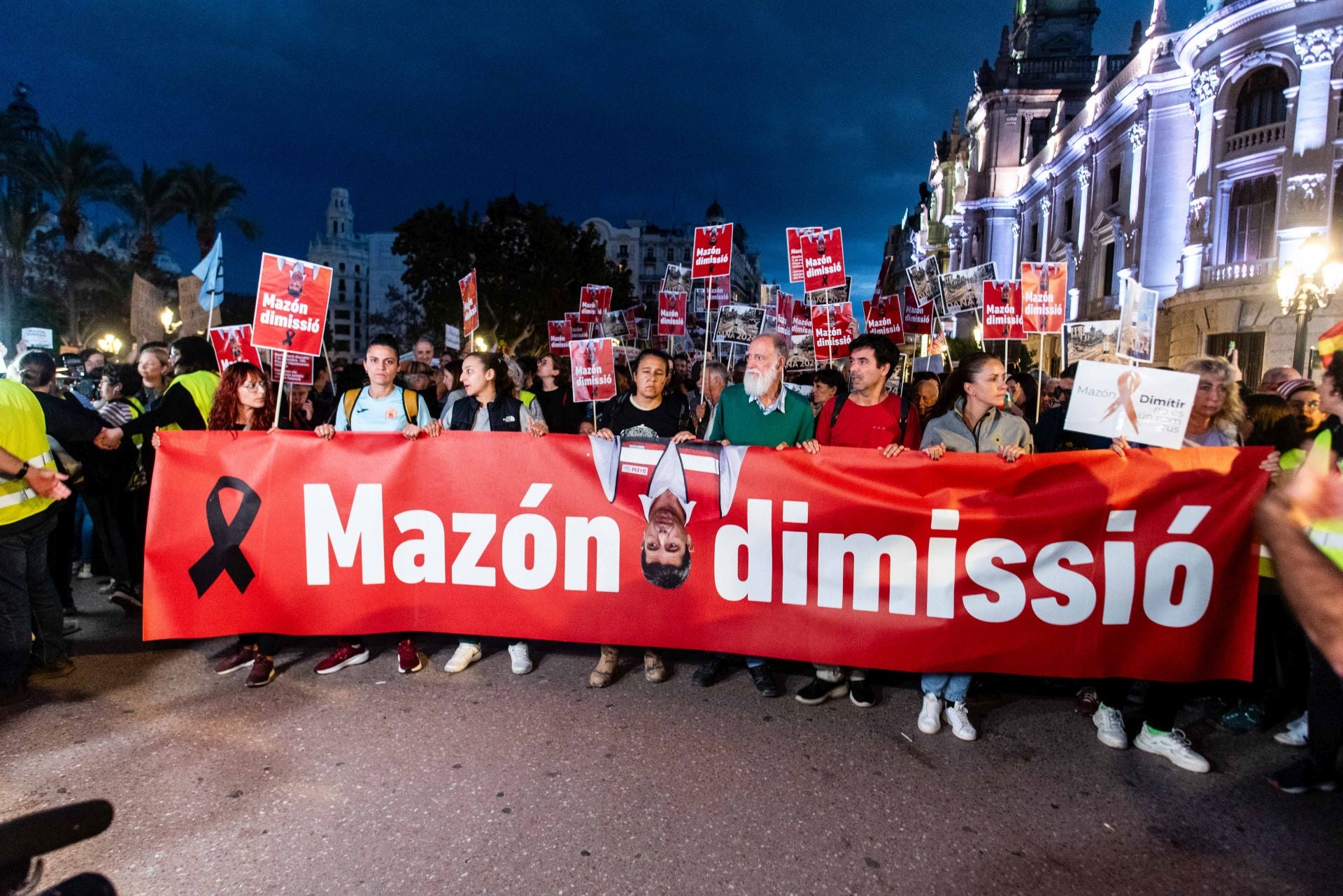 Miles de personas protestan en Valencia contra la gestión política de la DANA