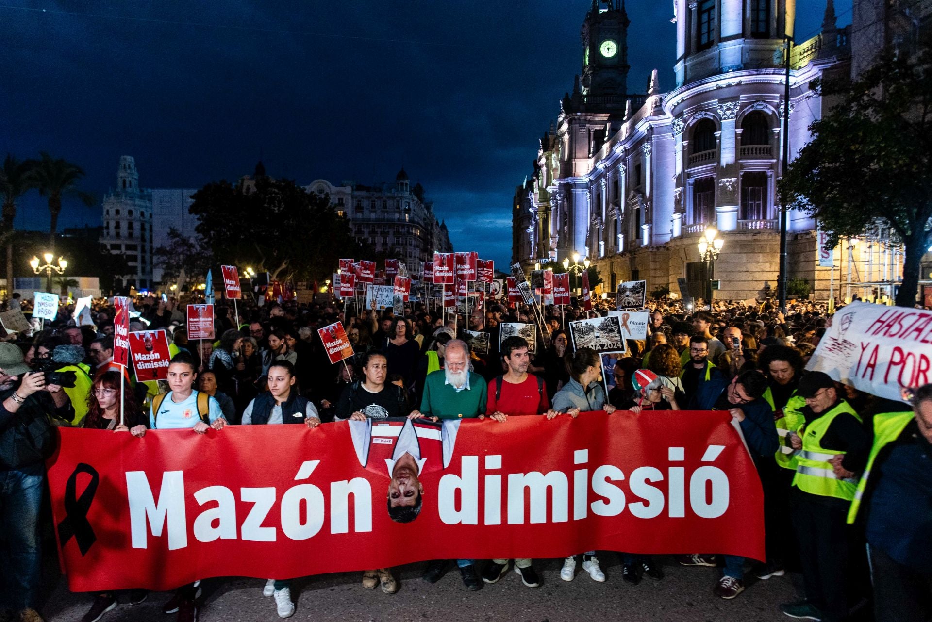 Miles de personas protestan en Valencia contra la gestión política de la DANA