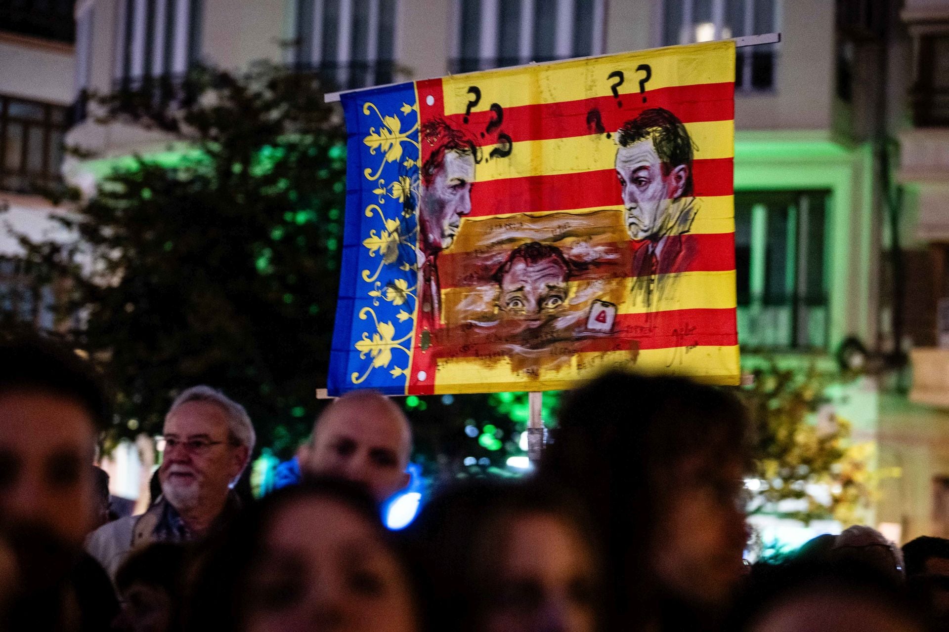 Miles de personas protestan en Valencia contra la gestión política de la DANA