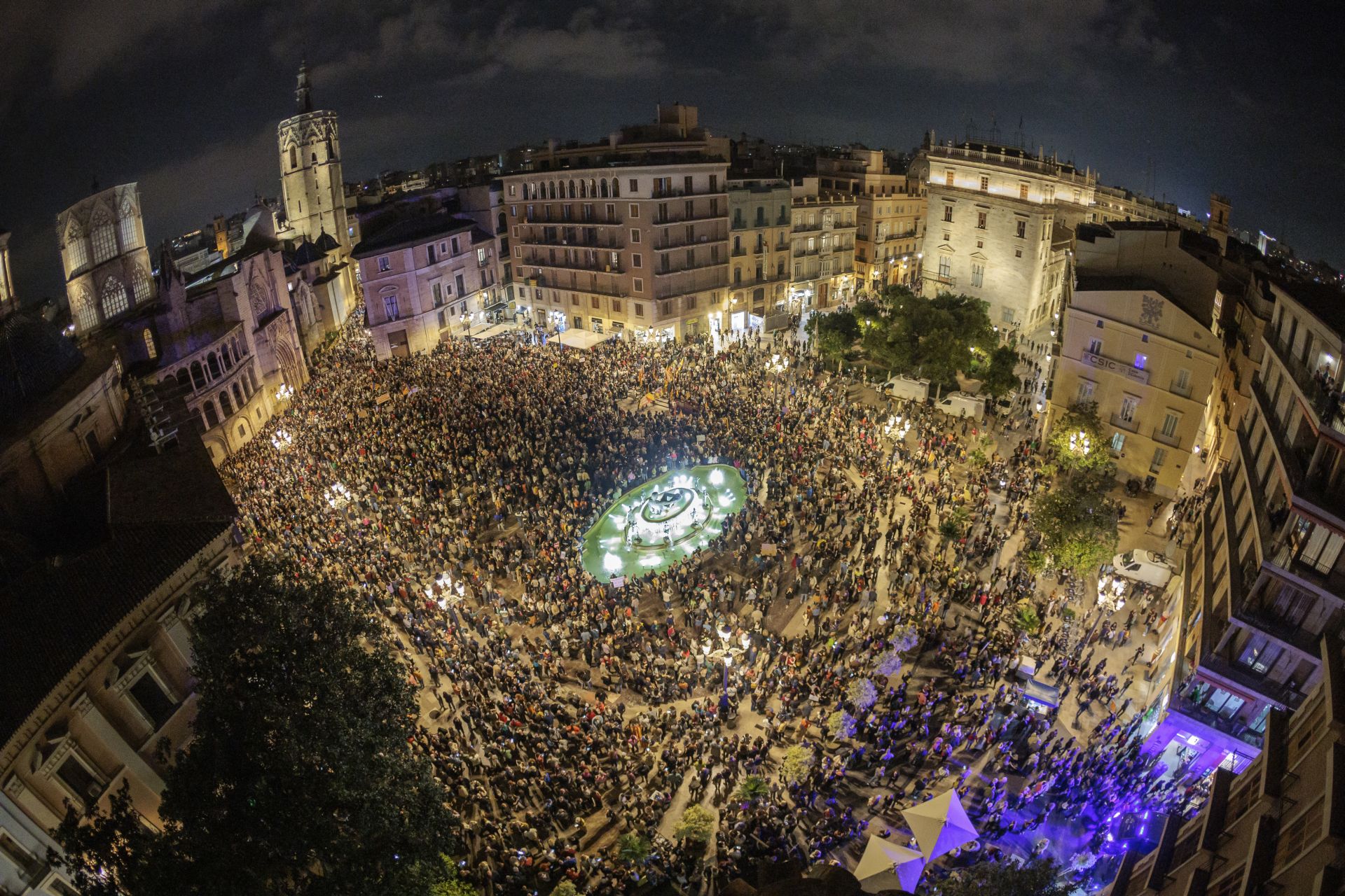 Miles de personas protestan en Valencia contra la gestión política de la DANA