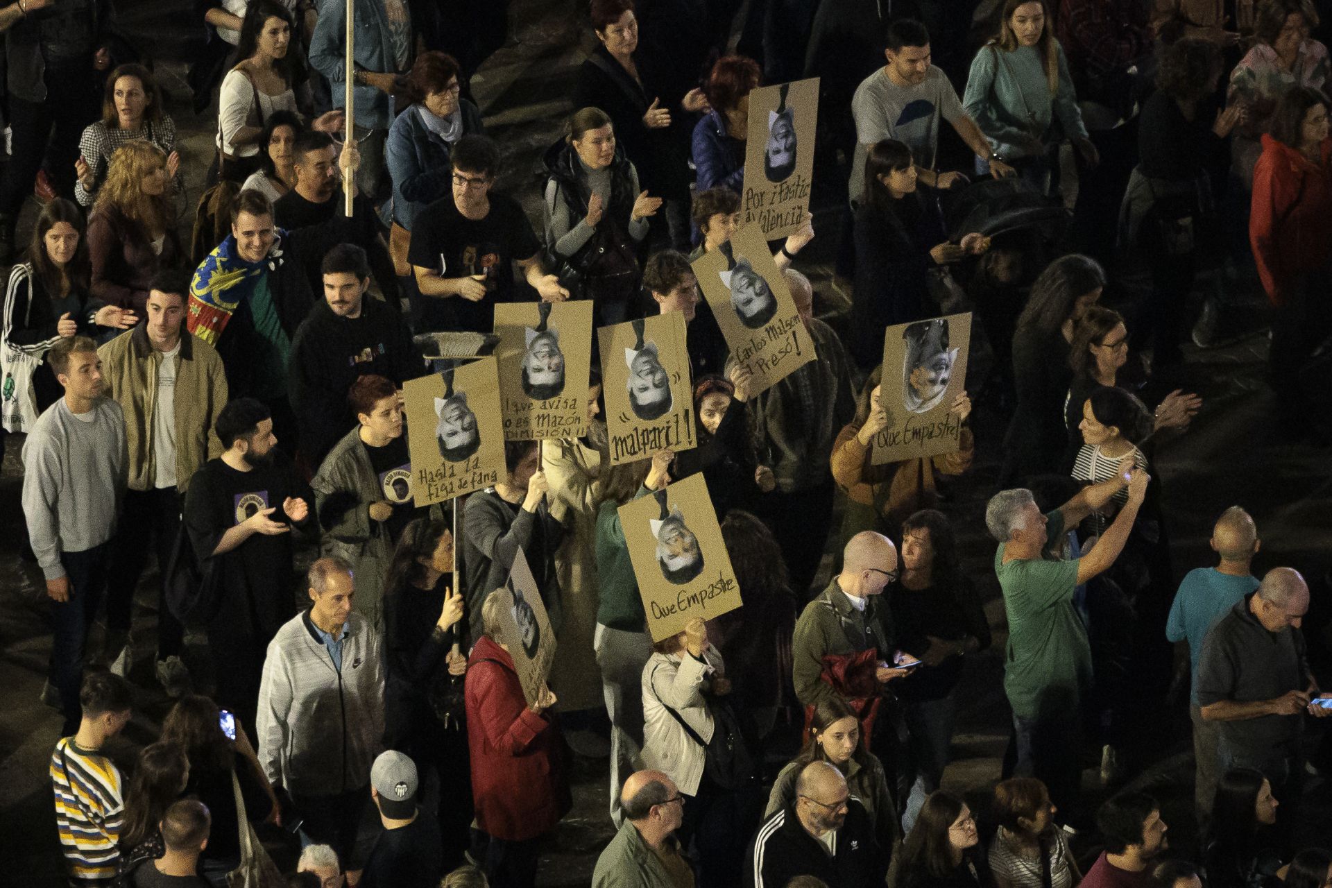 Miles de personas protestan en Valencia contra la gestión política de la DANA