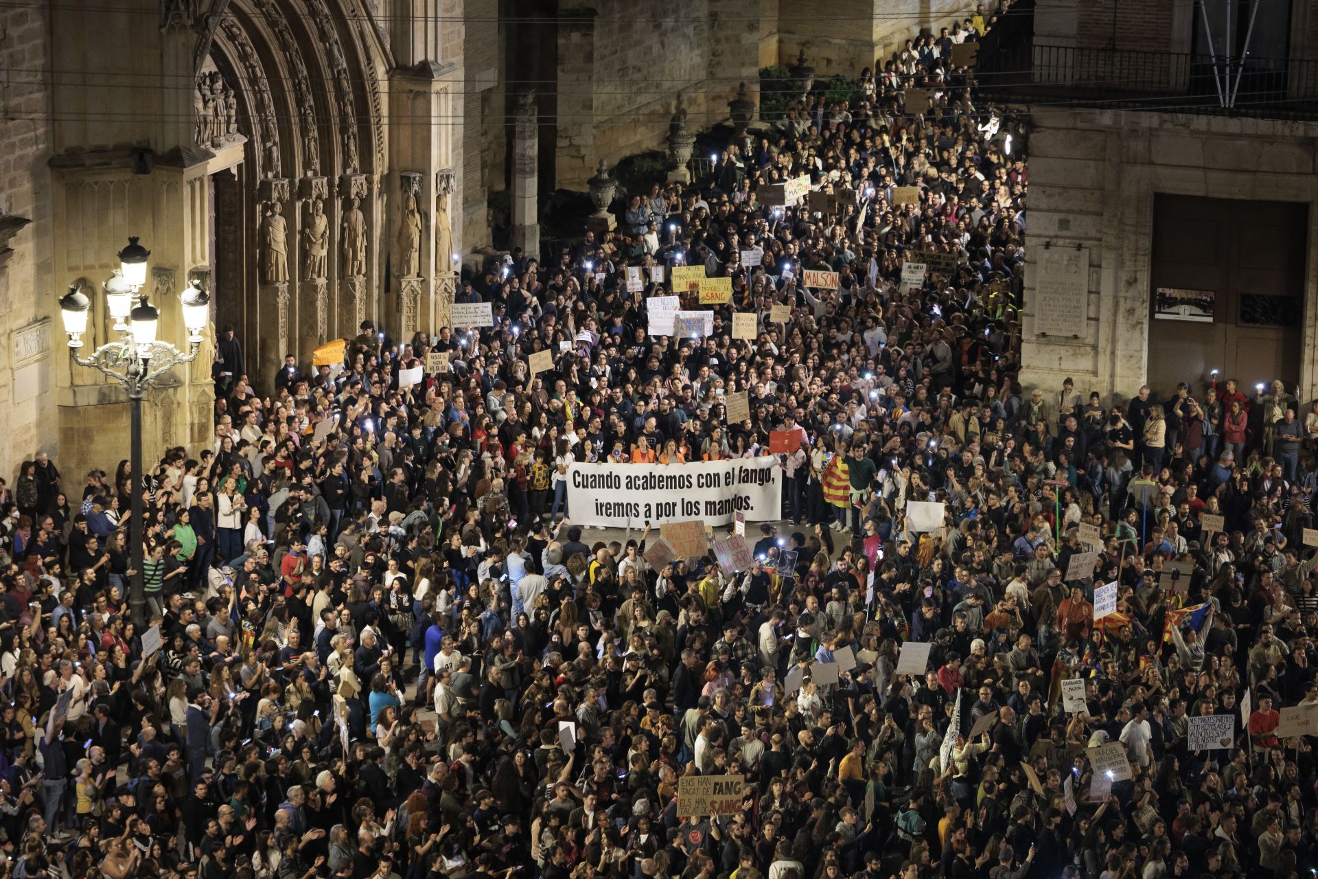 Miles de personas protestan en Valencia contra la gestión política de la DANA