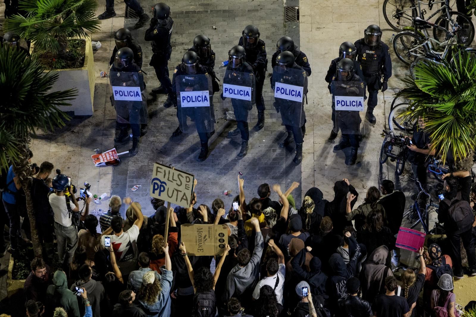 FOTOS: Altercados en la manifestación de Valencia contra la gestión de la DANA