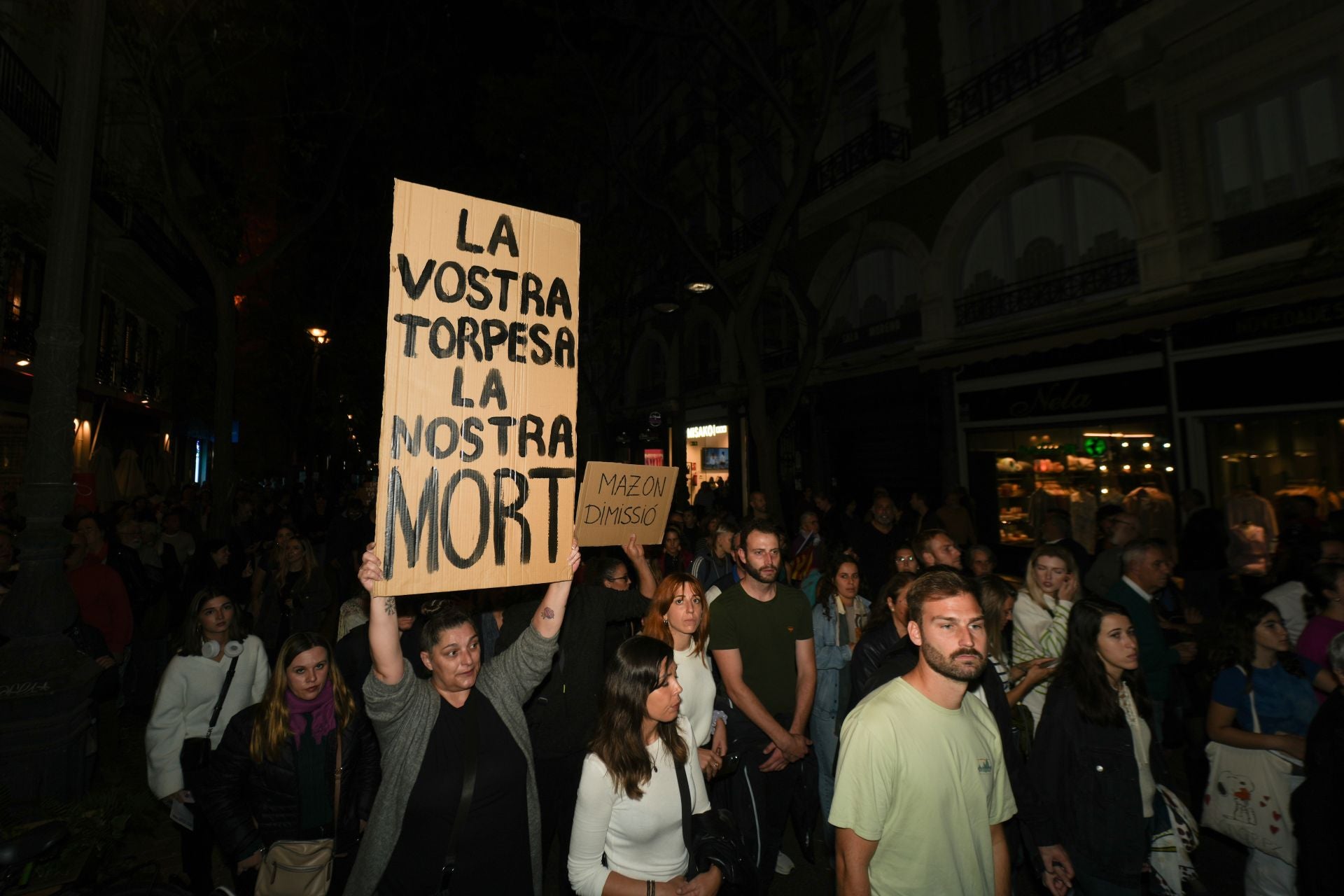 Miles de personas protestan en Valencia contra la gestión política de la DANA