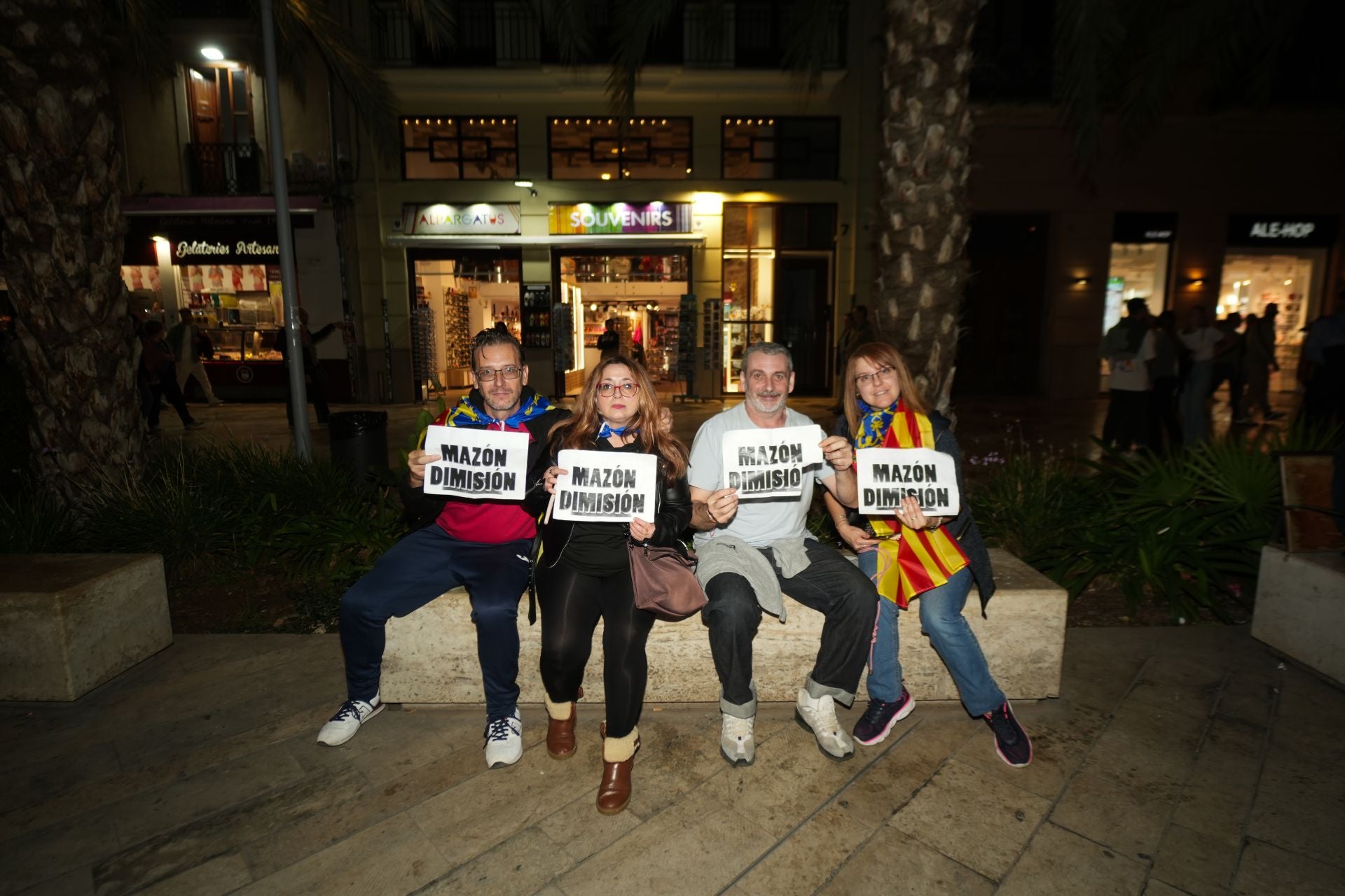 Miles de personas protestan en Valencia contra la gestión política de la DANA