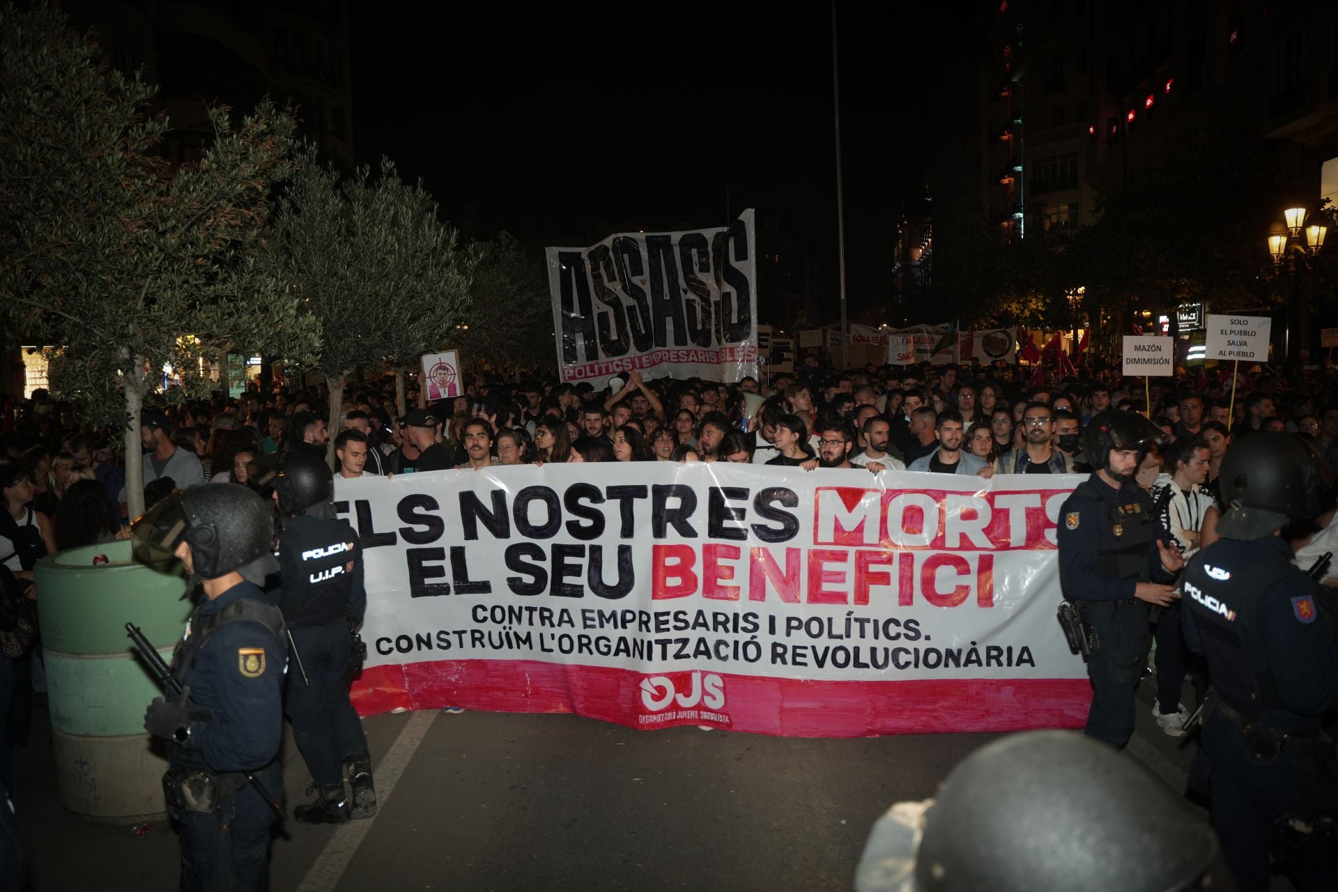 Miles de personas protestan en Valencia contra la gestión política de la DANA