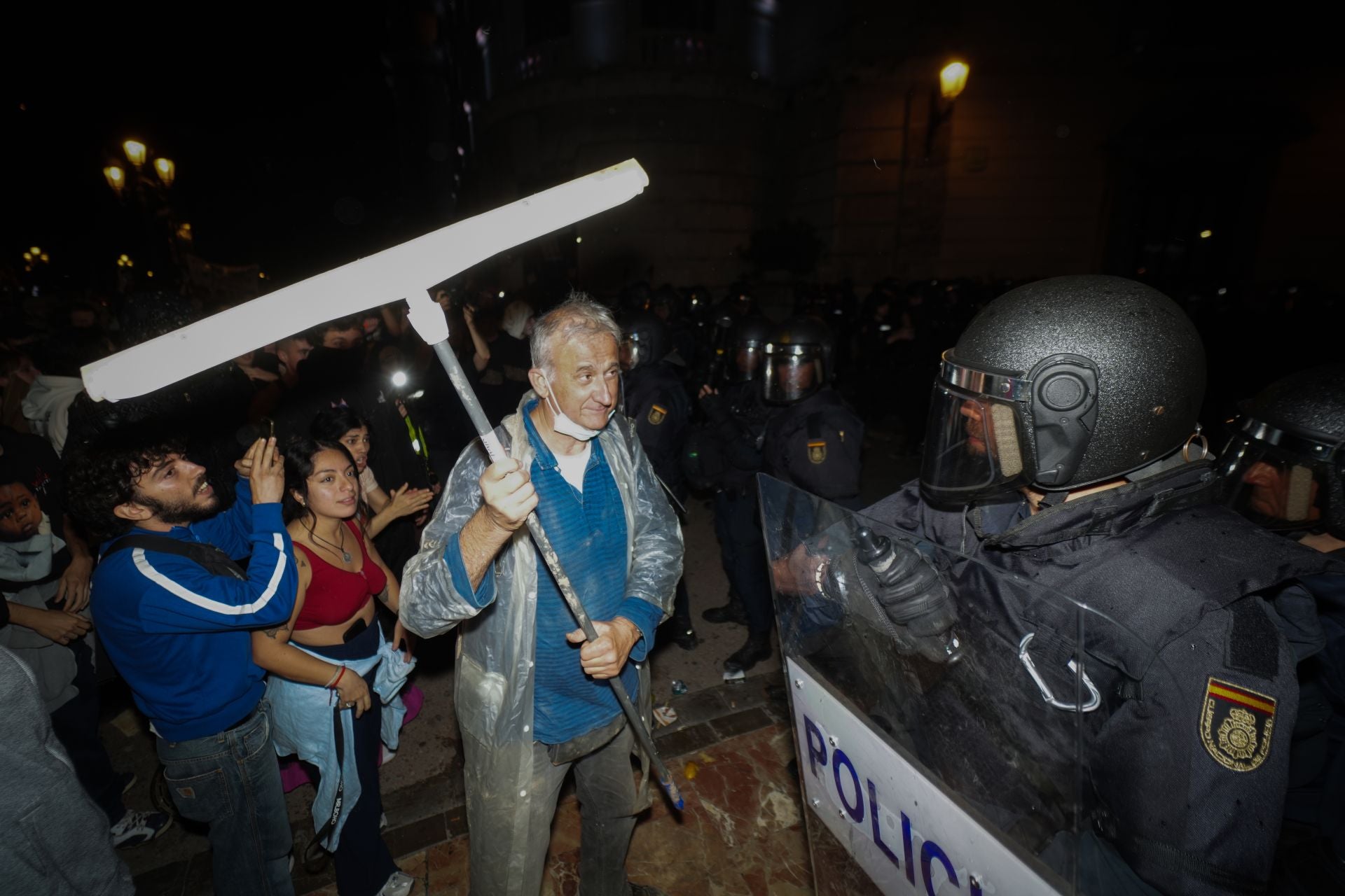 Miles de personas protestan en Valencia contra la gestión política de la DANA