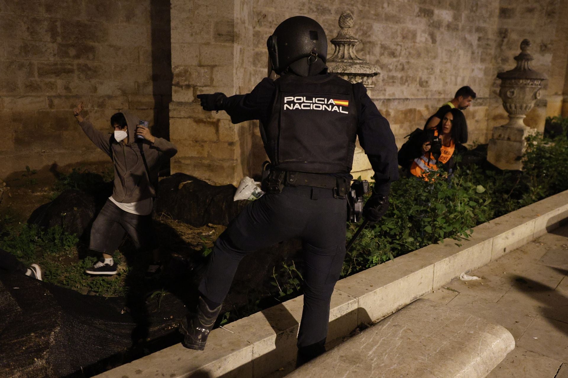 FOTOS: Altercados en la manifestación de Valencia contra la gestión de la DANA