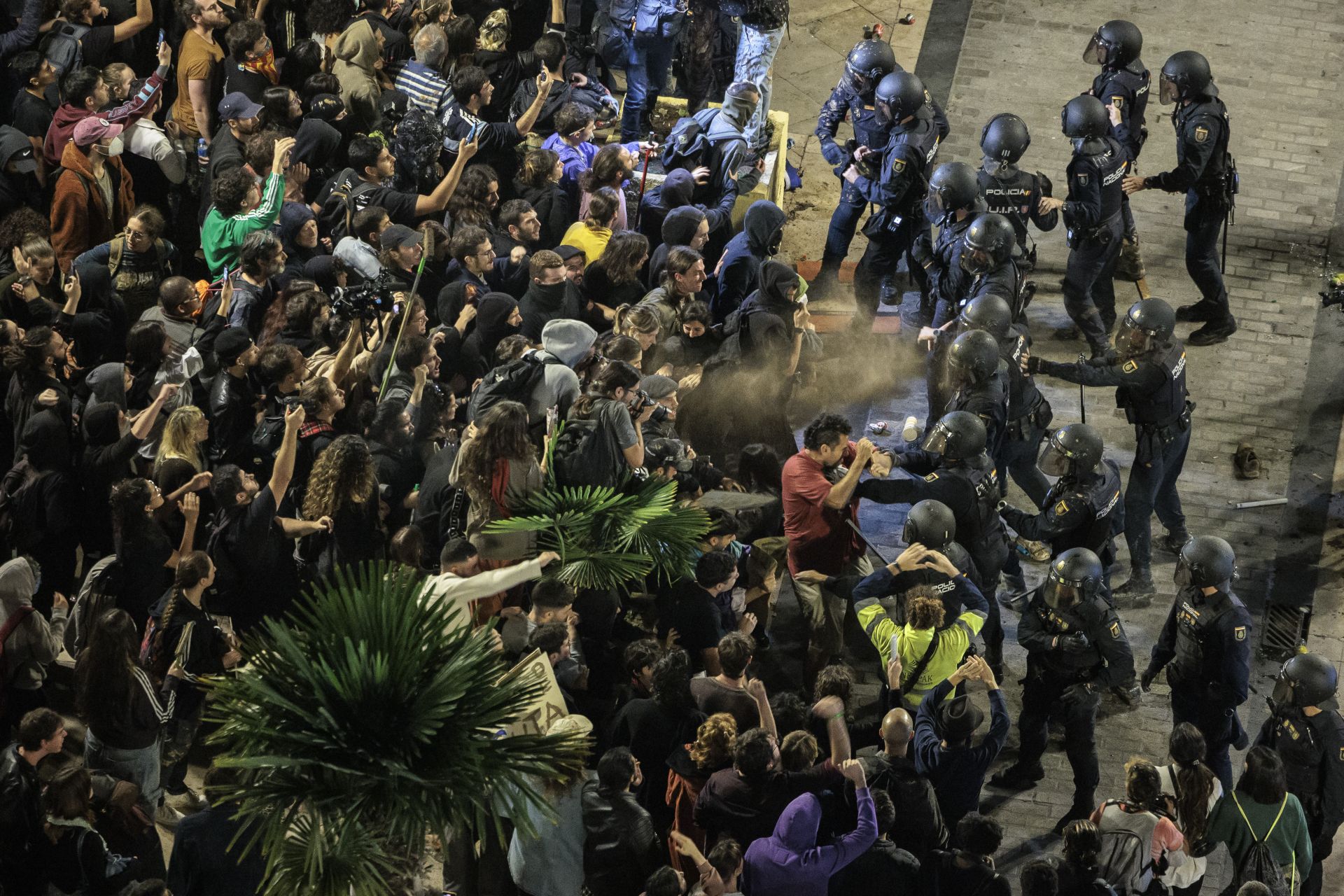 FOTOS: Altercados en la manifestación de Valencia contra la gestión de la DANA