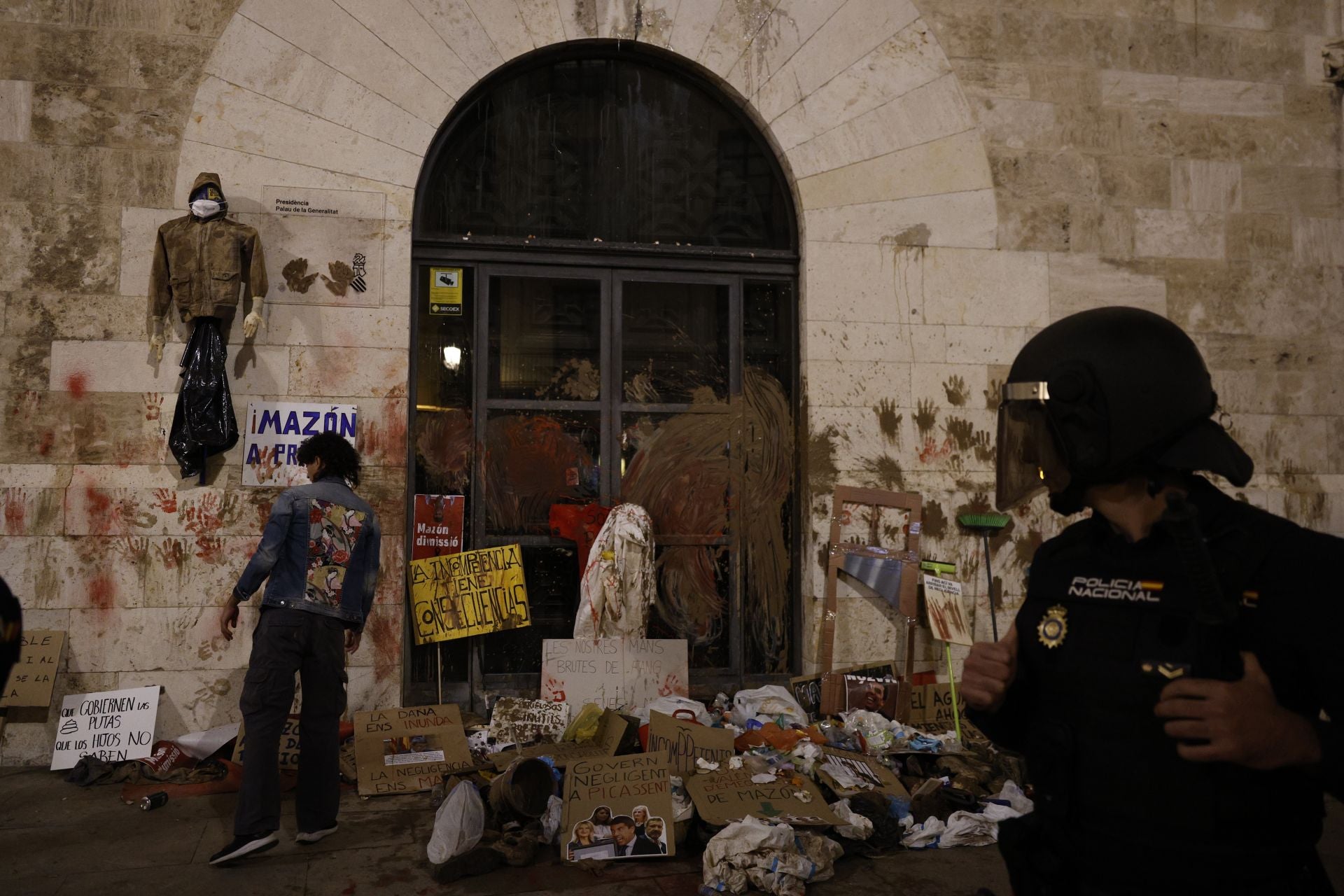 Miles de personas protestan en Valencia contra la gestión política de la DANA