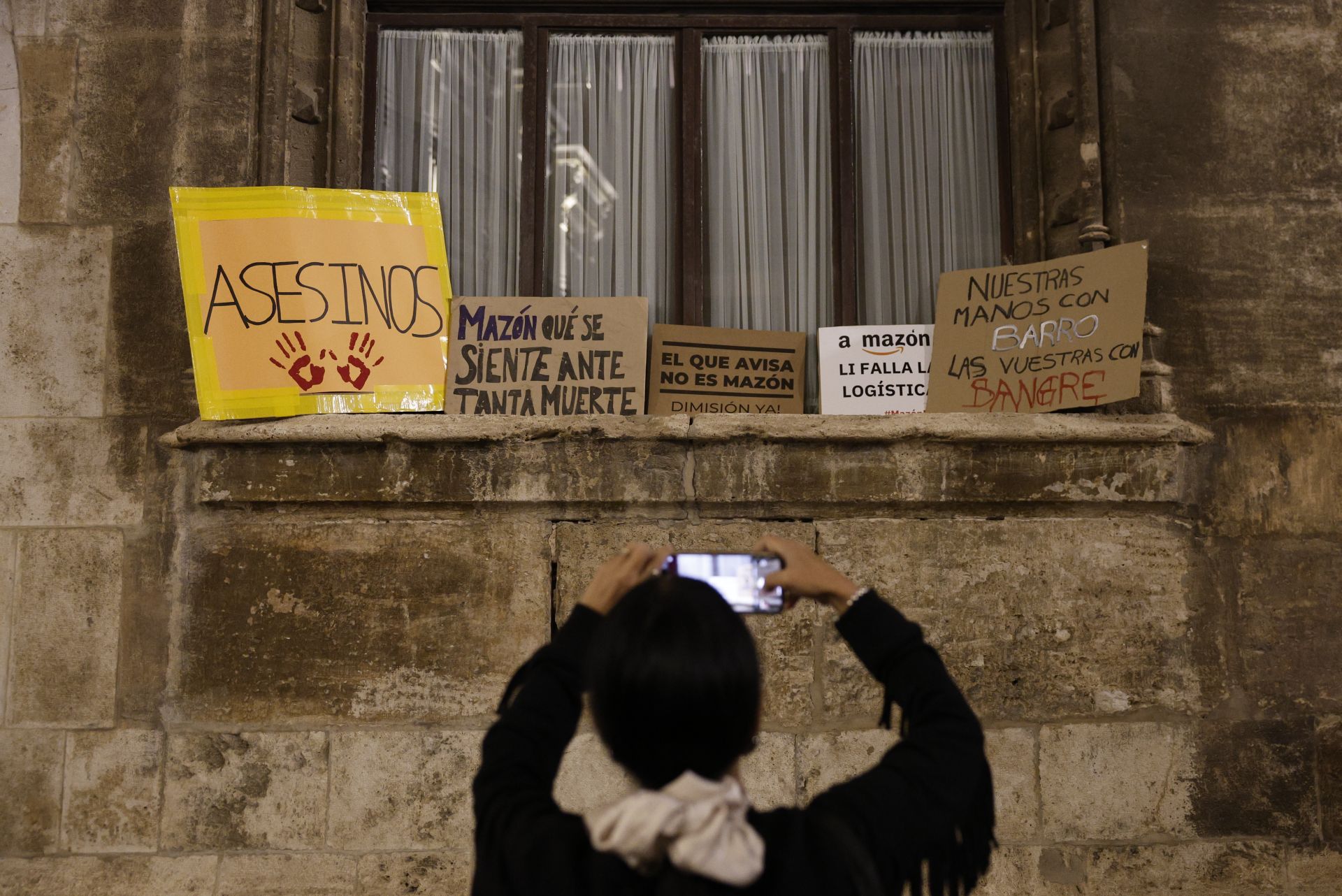 Miles de personas protestan en Valencia contra la gestión política de la DANA