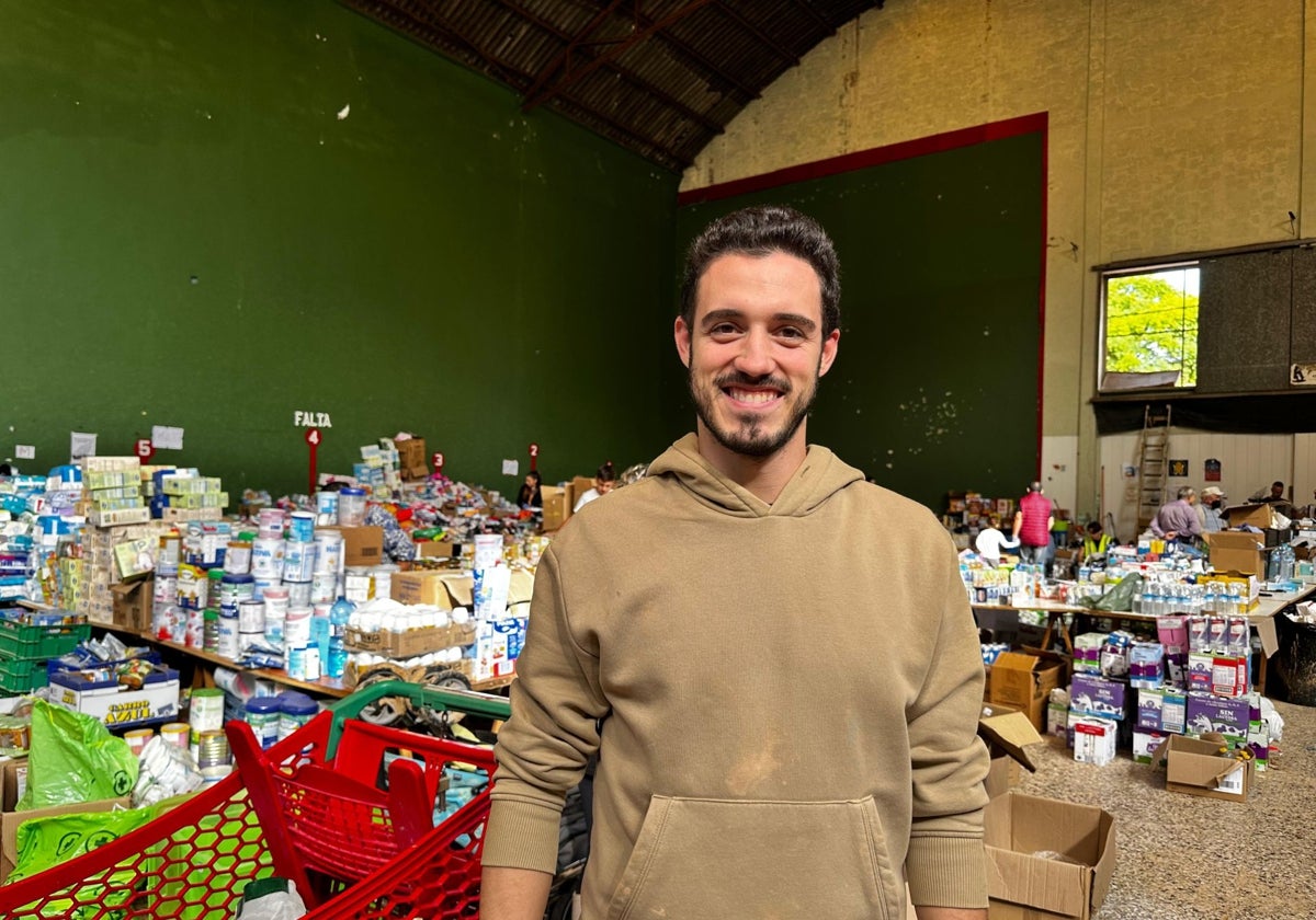 Edu Grau, junto a los muchos alimentos aportados para los damnificados en Alfafar.