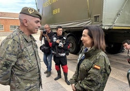 La ministra de defensa, Margarita Robles, en la base militar de Bétera junto al Teniente Coronel del mando de ingenieros.