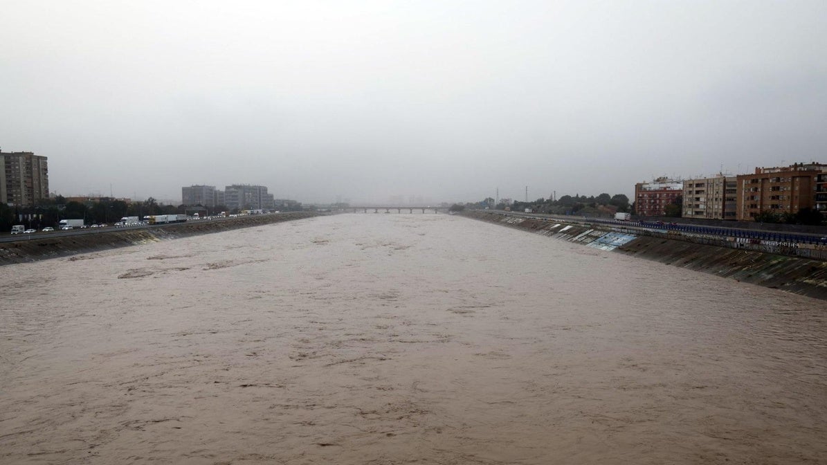 El nuevo cauce del Turia con el caudal a más de dos mil metros cúbicos por segundo.