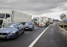 Atasco en el by-pass, esta semana.