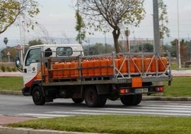 Distintas bombonas de butano son transportadas.