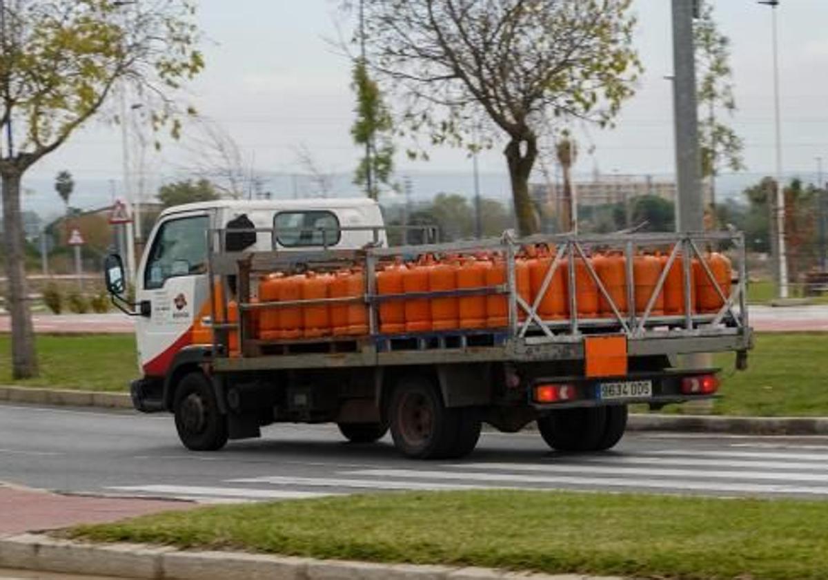 Distintas bombonas de butano son transportadas.