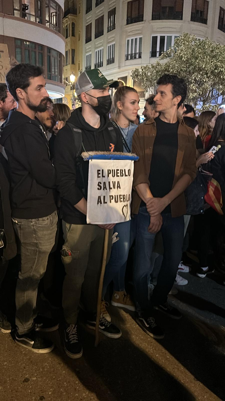 Miles de personas protestan en Valencia contra la gestión política de la DANA