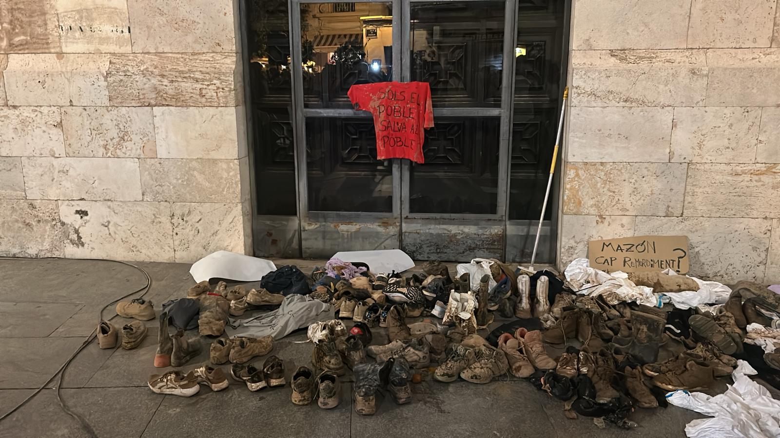 Miles de personas protestan en Valencia contra la gestión política de la DANA