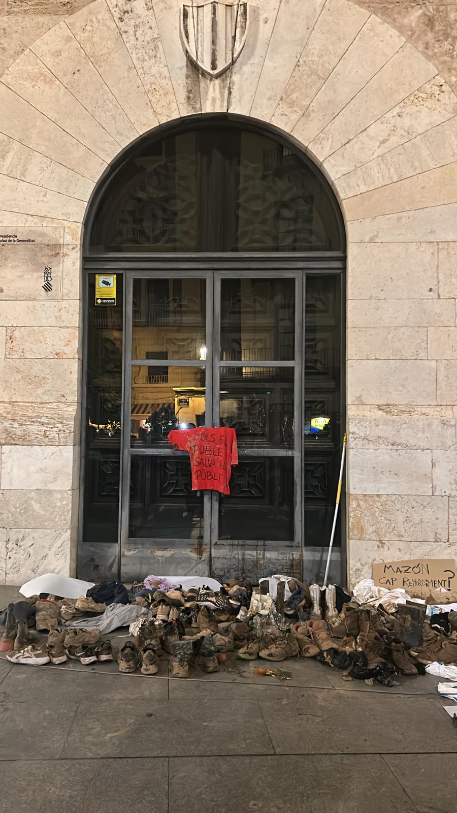 Miles de personas protestan en Valencia contra la gestión política de la DANA