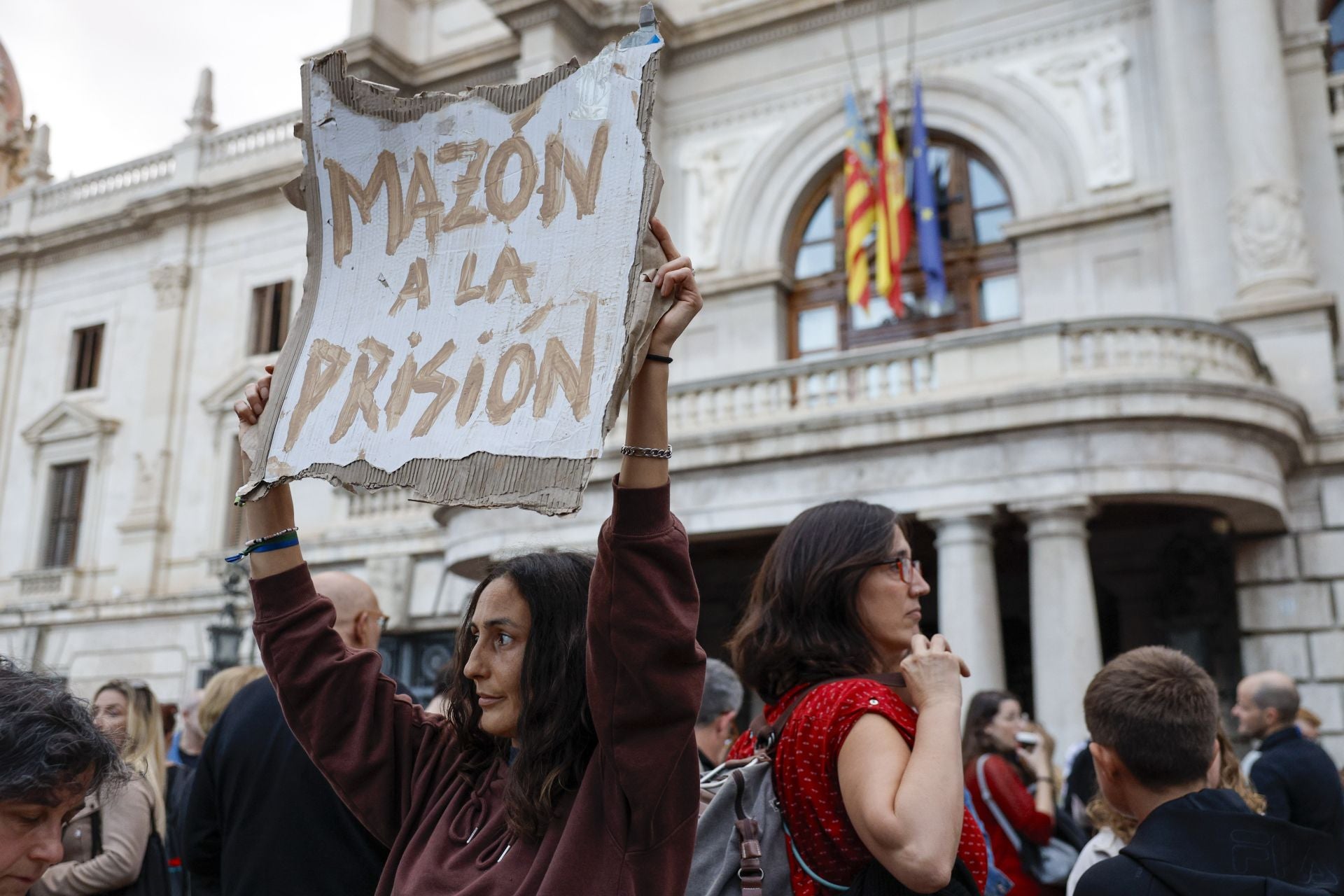 Miles de personas protestan en Valencia contra la gestión política de la DANA