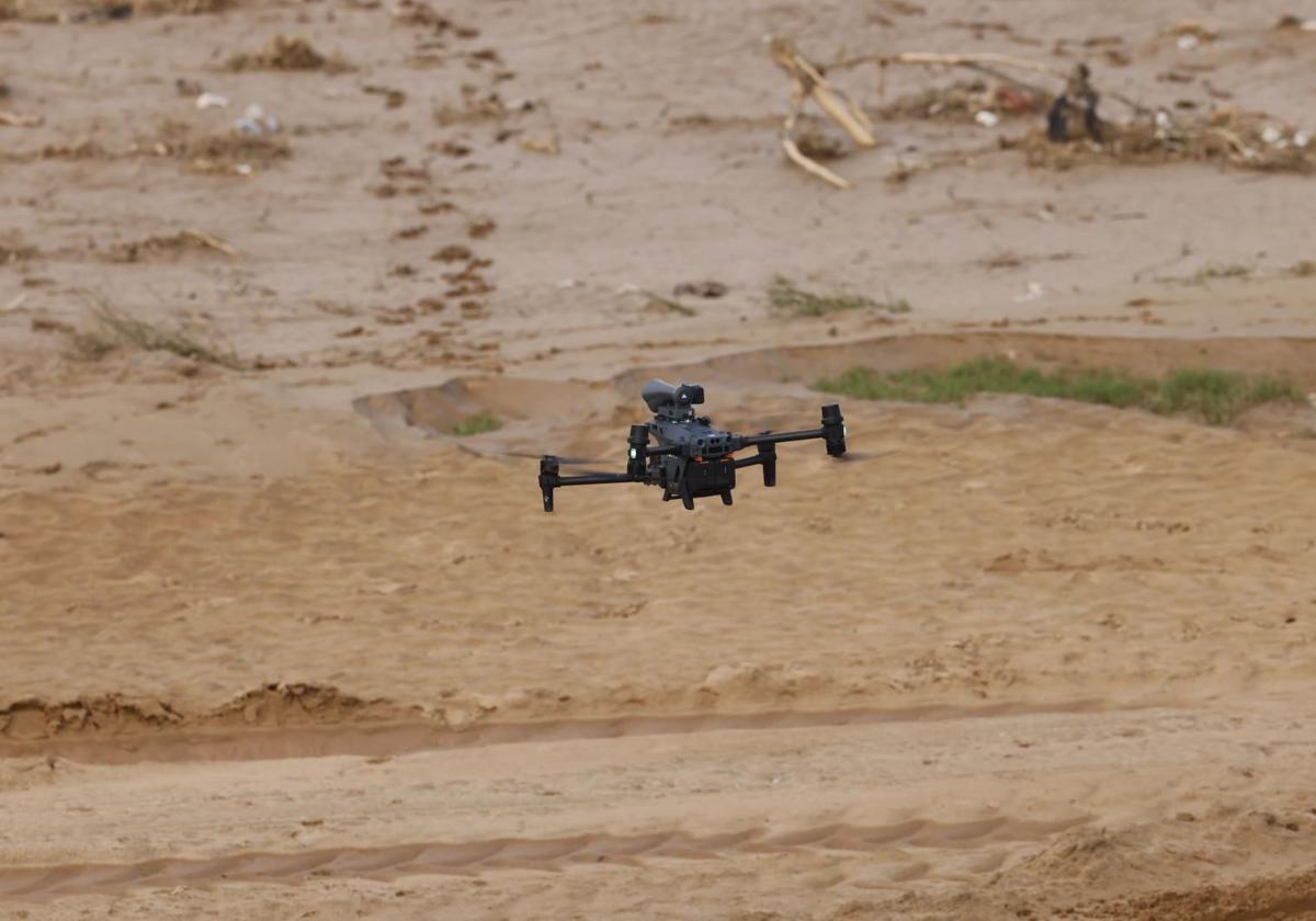 Un dron de la policía sobrevuela el barranco del Poyo a la altura de Benetússer.