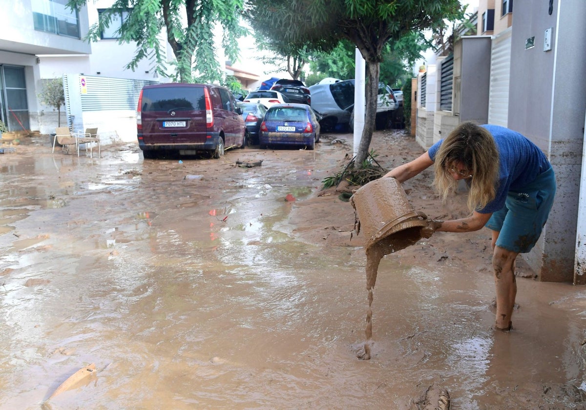 Tocar el agua con la mano