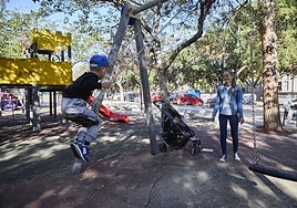 Un niño disfruta del parque de plaza Europa, en Aldaia.