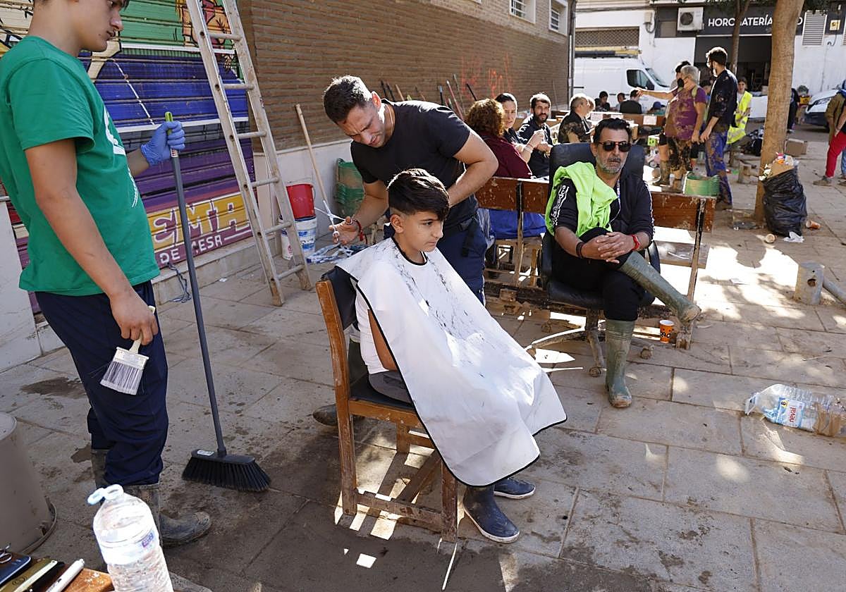 Jesús corta el pelo de forma gratuita a vecinos de Catarroja.