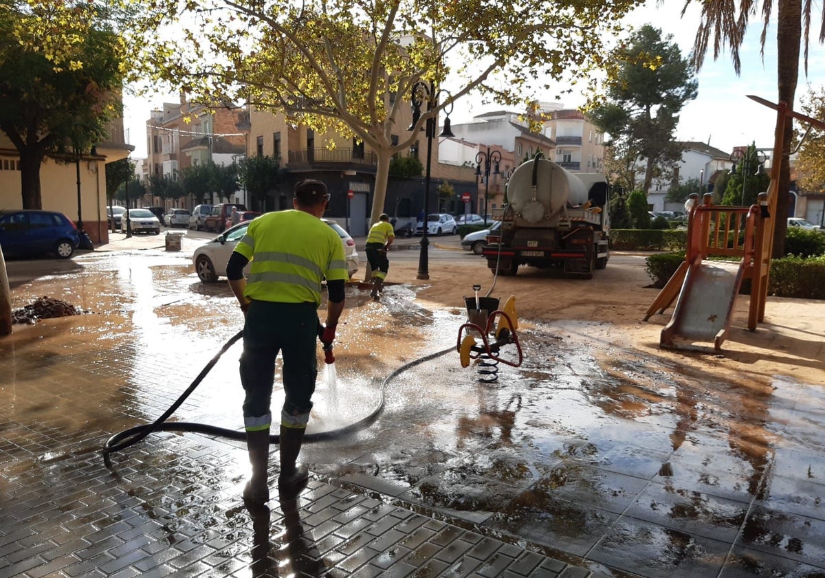 Imagen principal - Tareas de limpieza del equipo de Huarte y voluntarias valencianas.