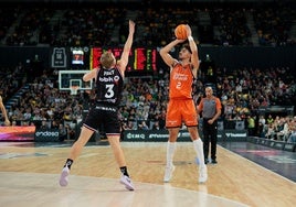 Josep Puerto arma el tiro durante el partido en Miribilla del Valencia Basket.