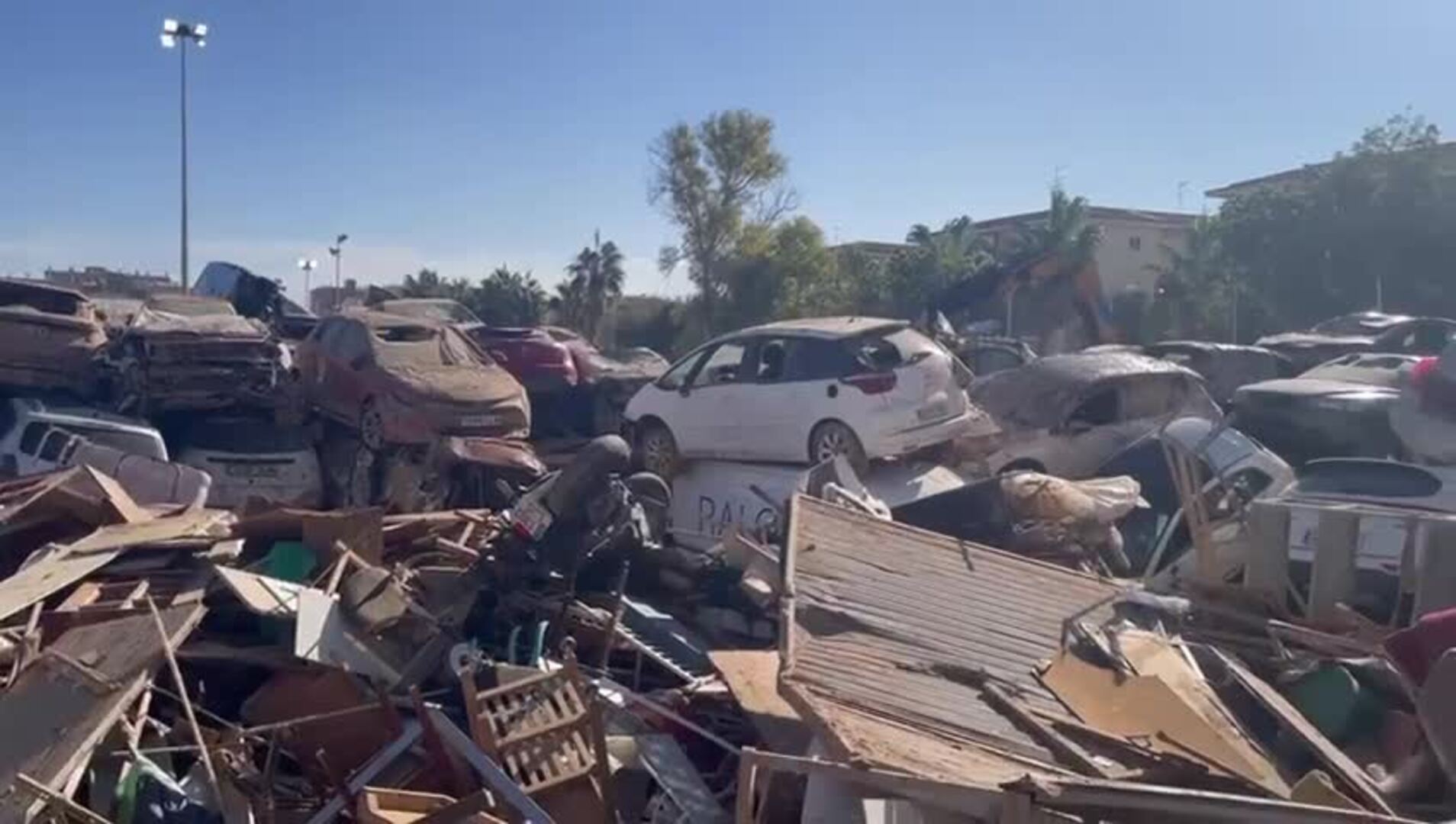 Benetússer, un campo de fútbol convertido en cementerio de coches