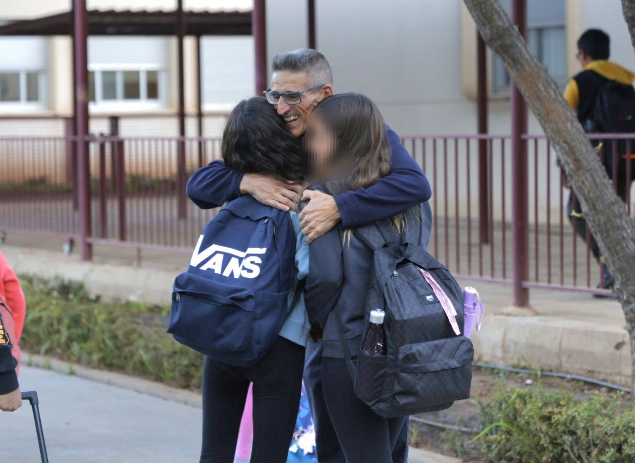 Imagen secundaria 1 - María José y Sonia se funden en un abrazo, José saluda a dos alumnas a la entrada del CEIP Ausiàs March y el alcalde de Aldaia, Guillermo Luján.