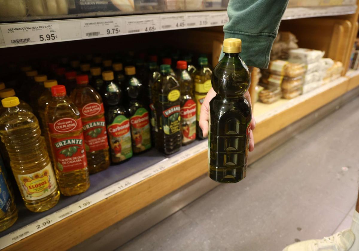 Botella de AOVE en un supermercado.