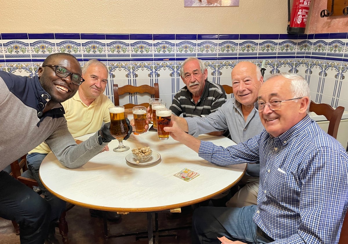 Imagen principal - Paco y sus amigos se toman la primera cerveza tras días recogiendo barro; Enrique abrió el bar Rama el sábado 2; y el Mesón La Barraca, otro de los recintos abiertos en Benetússer.