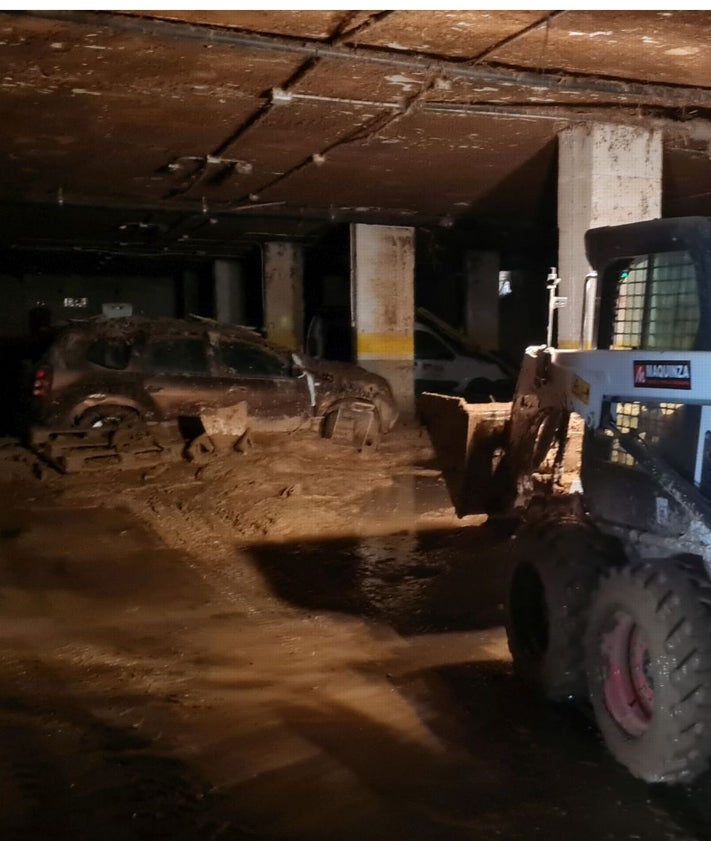 Imagen secundaria 2 - Trabajos de limpieza en el polígono de Riba-roja y Loriguilla y el puesto de mando de la UME en uno de los extremos de la zona industrial.