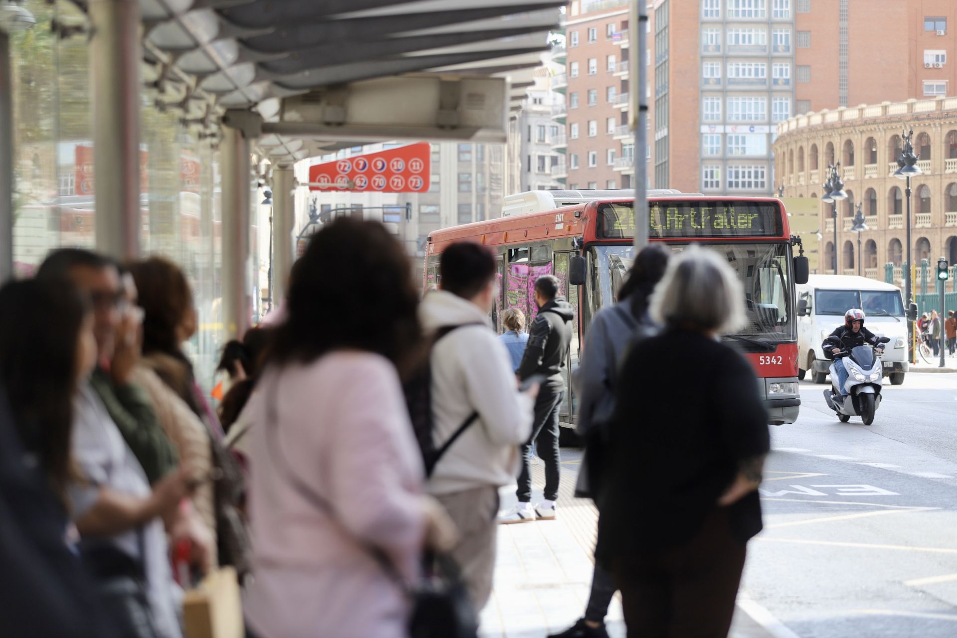 El colapso en el transporte de Valencia tras la DANA, en imágenes