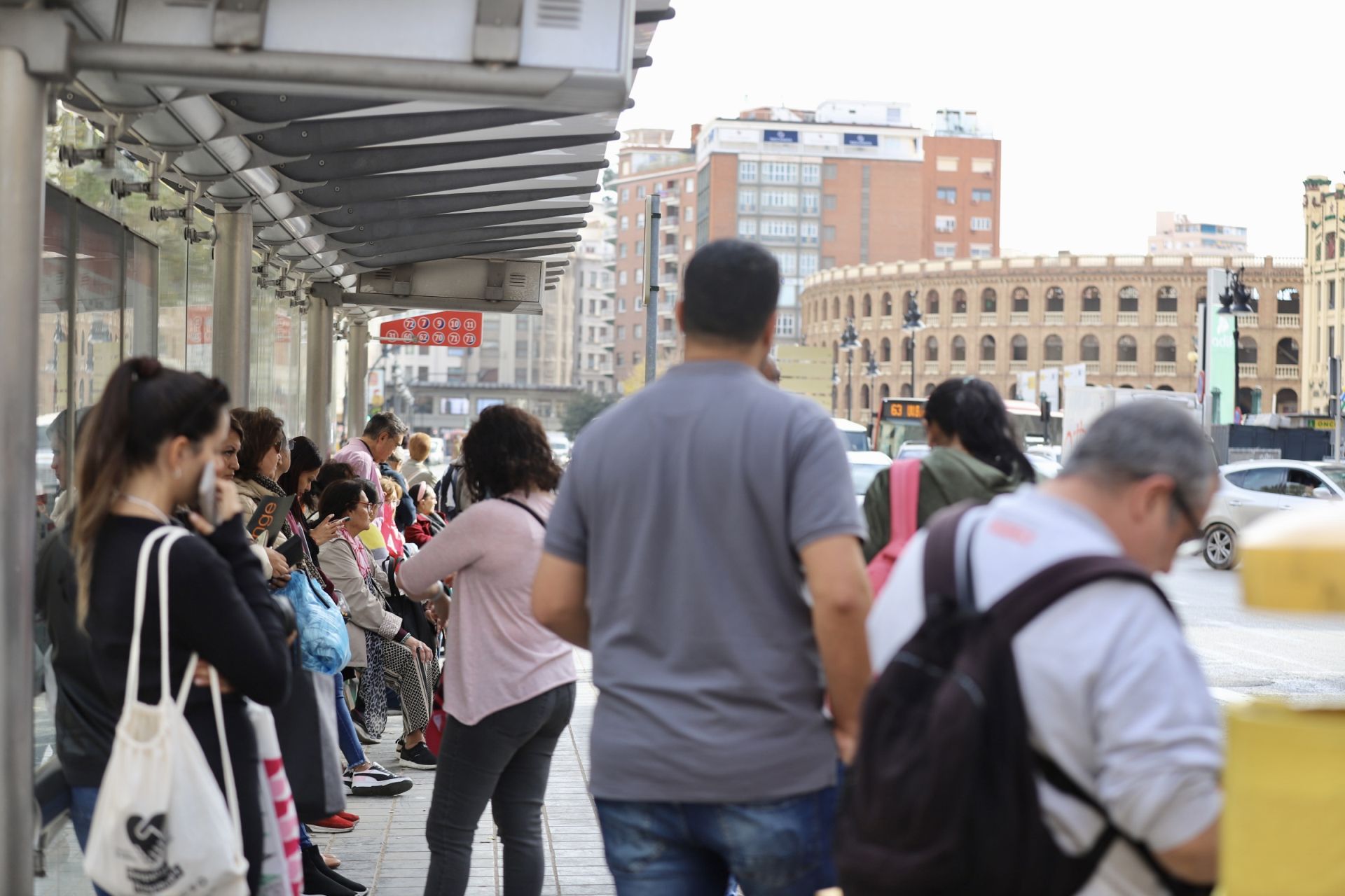 El colapso en el transporte de Valencia tras la DANA, en imágenes