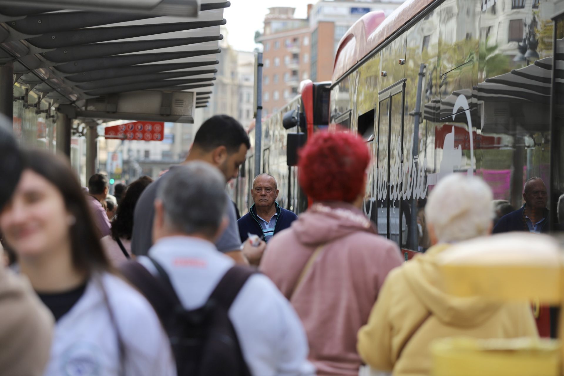 El colapso en el transporte de Valencia tras la DANA, en imágenes