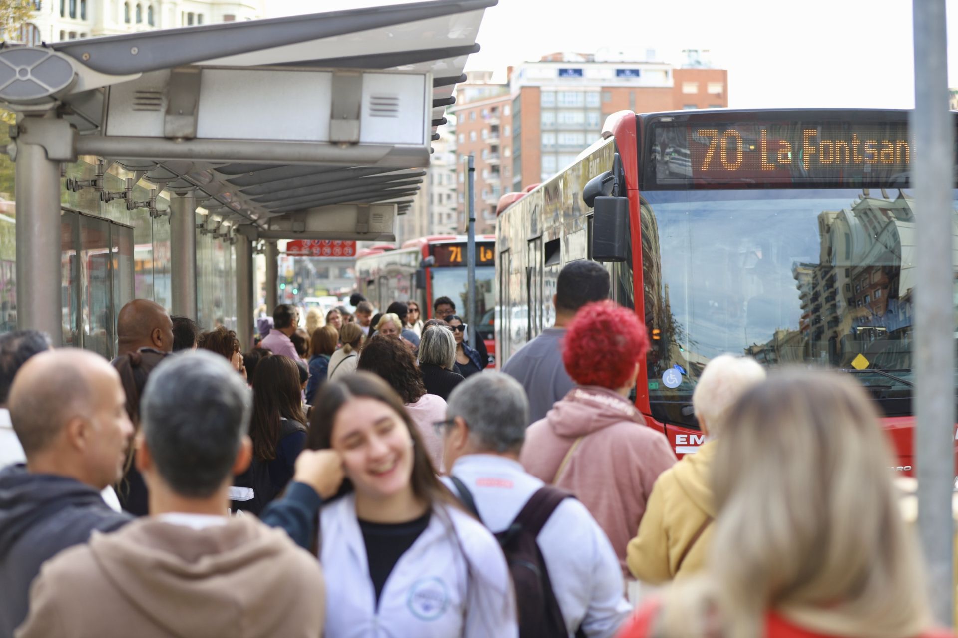 El colapso en el transporte de Valencia tras la DANA, en imágenes