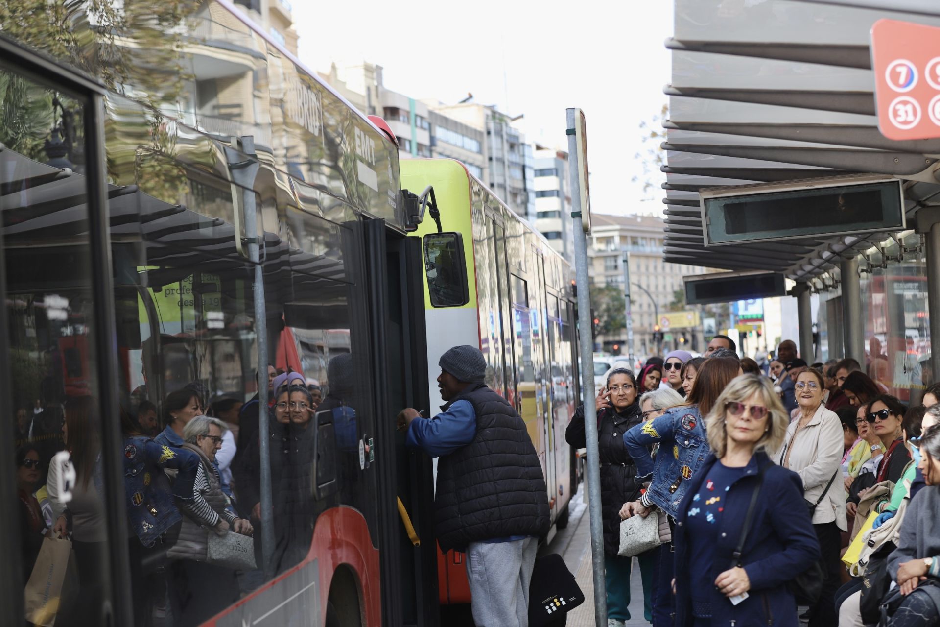 El colapso en el transporte de Valencia tras la DANA, en imágenes