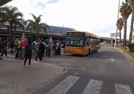 Pasajeos, a punto de coger el autobús este martes en el aeropuerto.