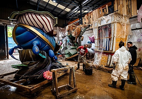 Tareas de limpieza en el taller que comparten Josué Beitía y Fernando López.