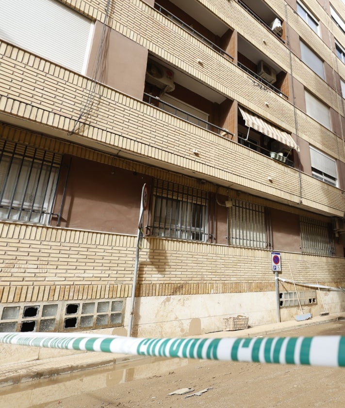 Imagen secundaria 2 - «Desde el primer día de la DANA sólo nos ayudan los voluntarios y ahora estamos sin casa»