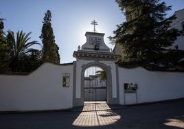 Varios guardias civiles en la entrada del monasterio del Santo Espíritu en Gilet.