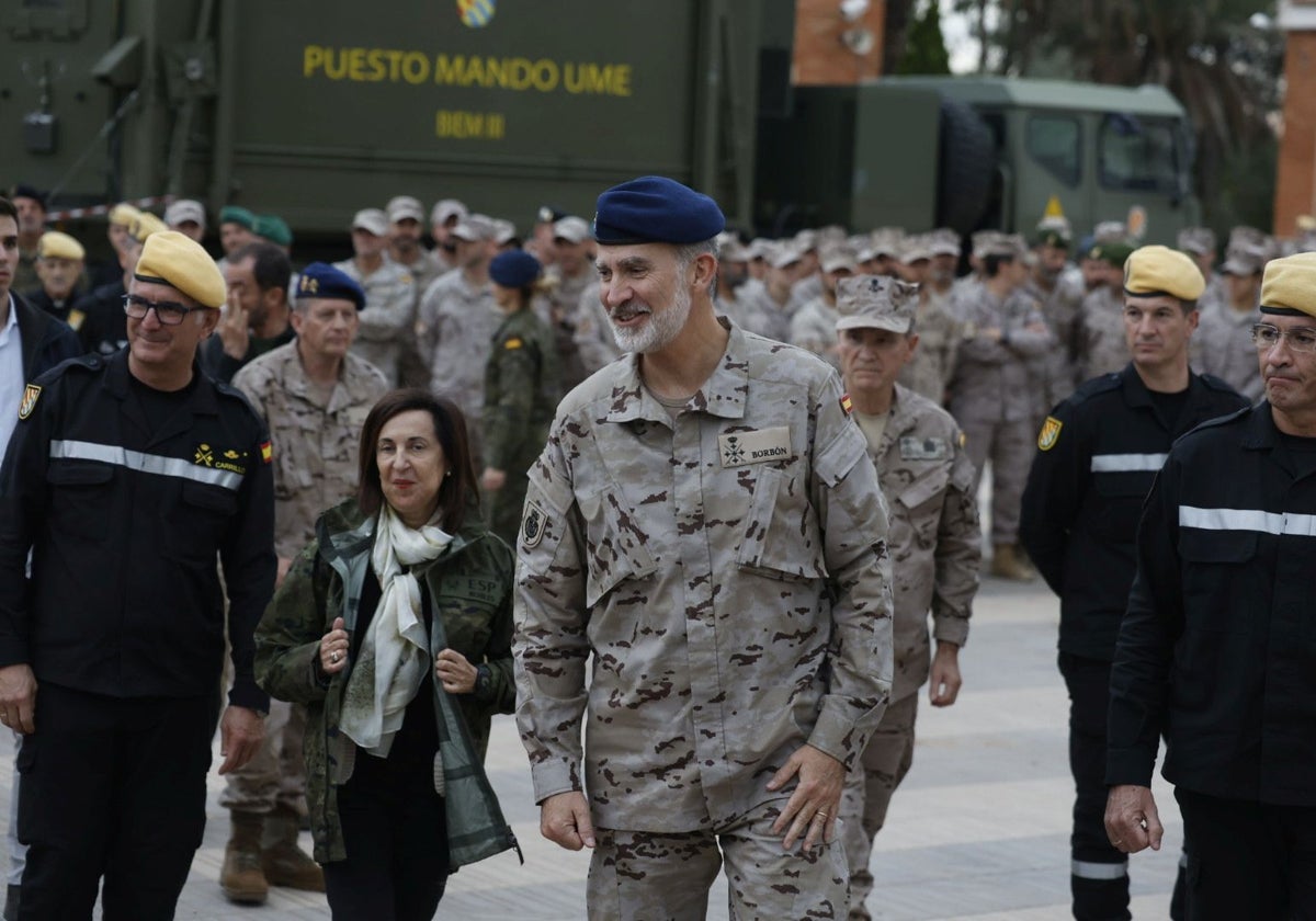 El Rey junto a la ministra de Defensa en Bétera.