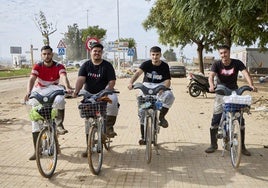 Manu, JuanVíctor y Diego, cuatro voluntarios que han llegado desde Málaga y se desplazan con 'Valenbisi'.