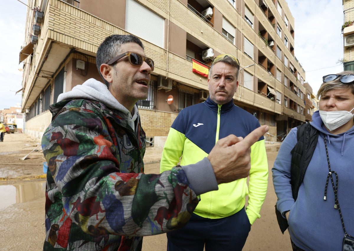 Imagen secundaria 1 - «Desde el primer día de la DANA sólo nos ayudan los voluntarios y ahora estamos sin casa»