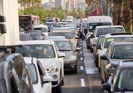 Atascoo de coches en una de las salidas de Valencia.